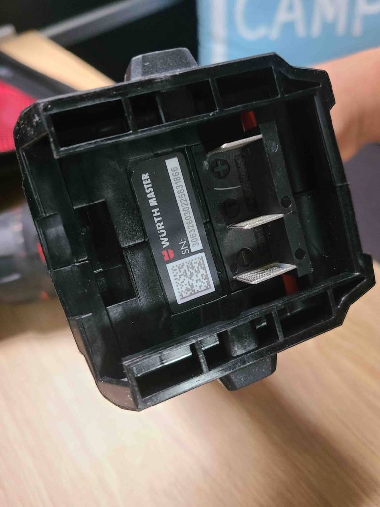 Ansicht der Batterie-Verbindungsstecker am Griff eines getesteten 12V-Akkuschraubers.