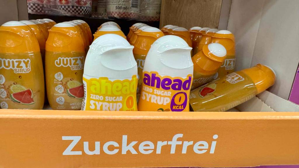 Getestet: Verschiedene Sirup ohne Zucker sinbd in einem Karton gefüllt mit der Aufschrift 