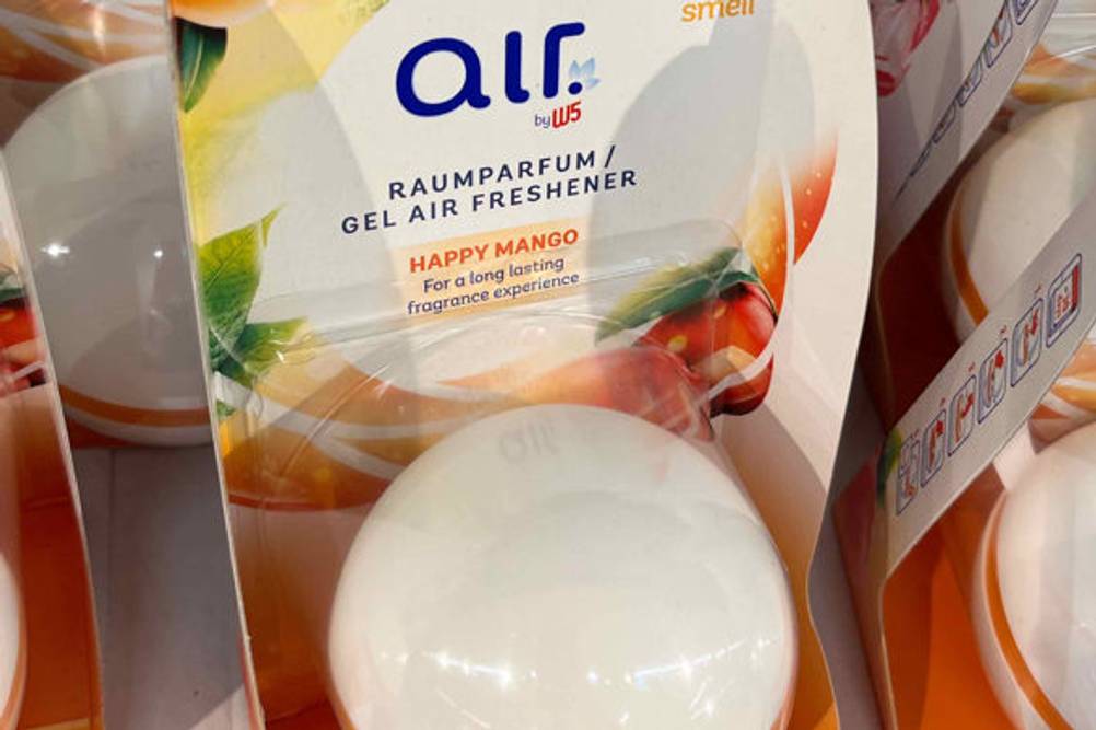 Lufterfrischer getestet: Mehrere verpackte Lufterfrischer nebeneinander von schräg oben im Regal
