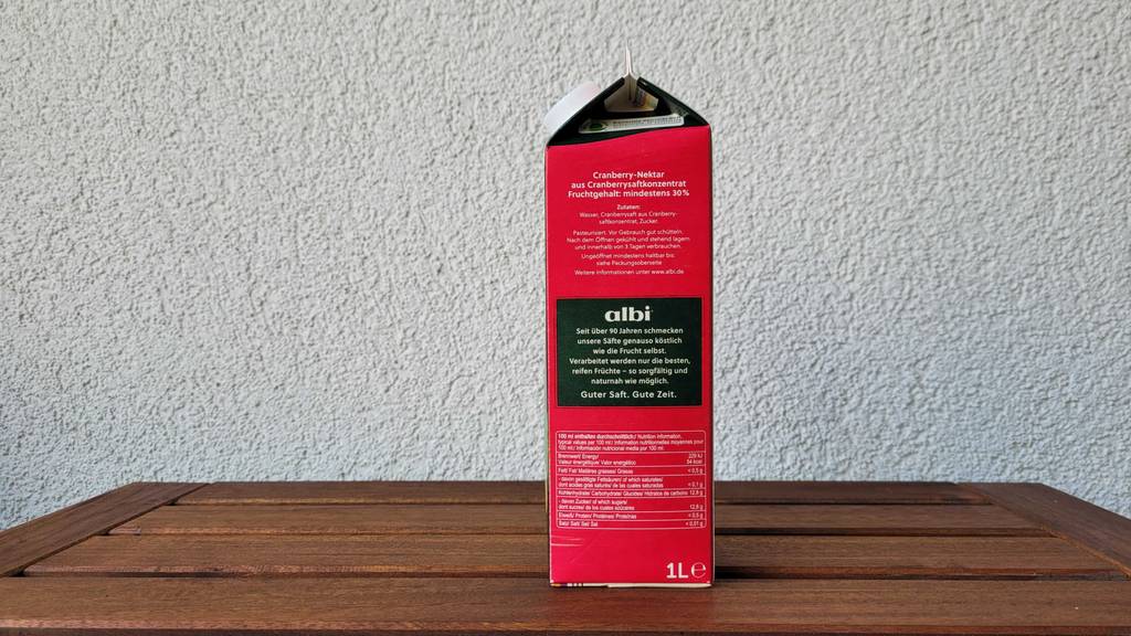 Cranberrysaft im Test: ein Cranberrysaft von der Seit ersichtlich mit der Zutatenliste und anderen Informationen ersichtlich.