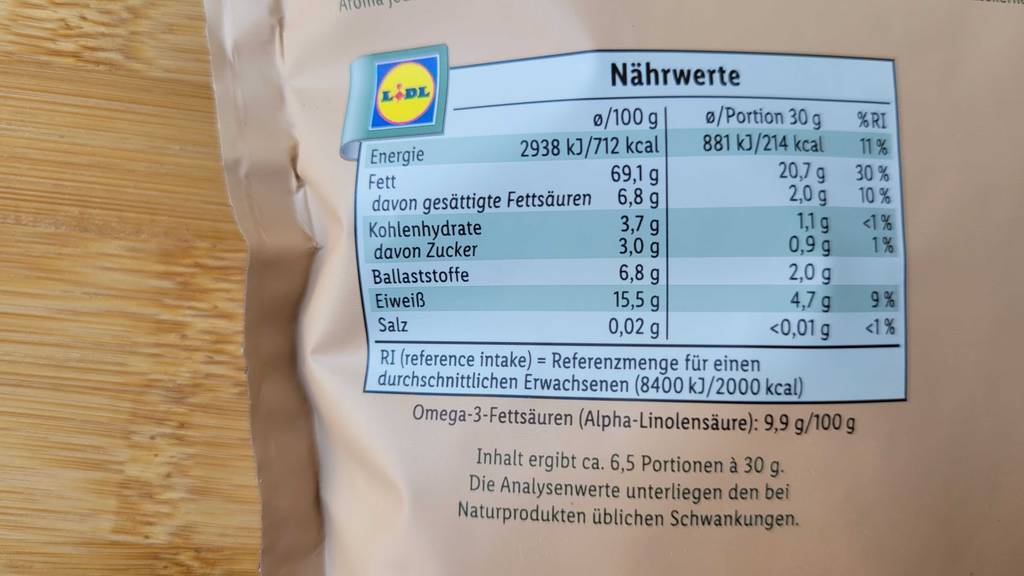 Walnüsse getestet: Verpackung von Walnüssen mit Fokus auf die Nährwertangaben.