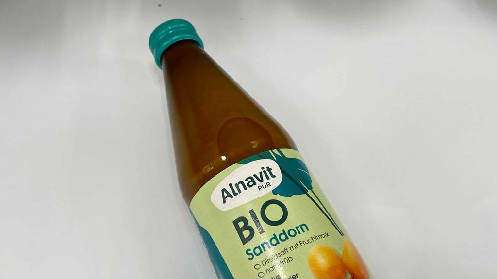 Sanddornsaft getestet: eine Flasche schräg auf hellem Untergrund