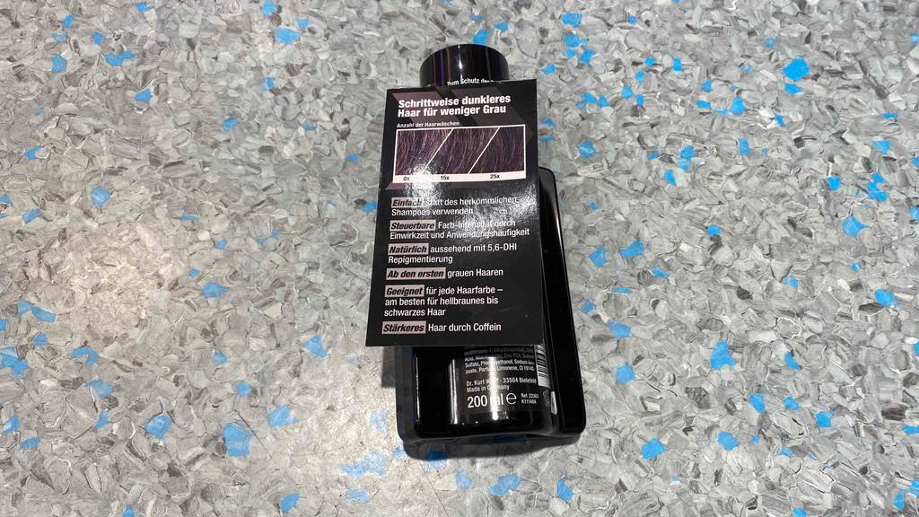 Shampoo gegen graue Haare im Test: Verpackung liegt mit der Vorderseite auf dem Boden