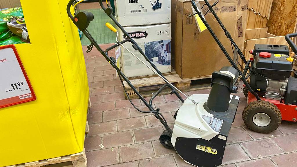 Schneefräse im Test: eine Schneefräse ist in einem Geschäft ausgestellt.