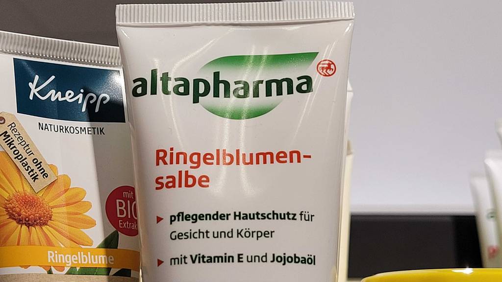Ringelblumensalbe-Test: oberer Teil von Ringelblumensalbe im Fokus der Marke Altapharma.