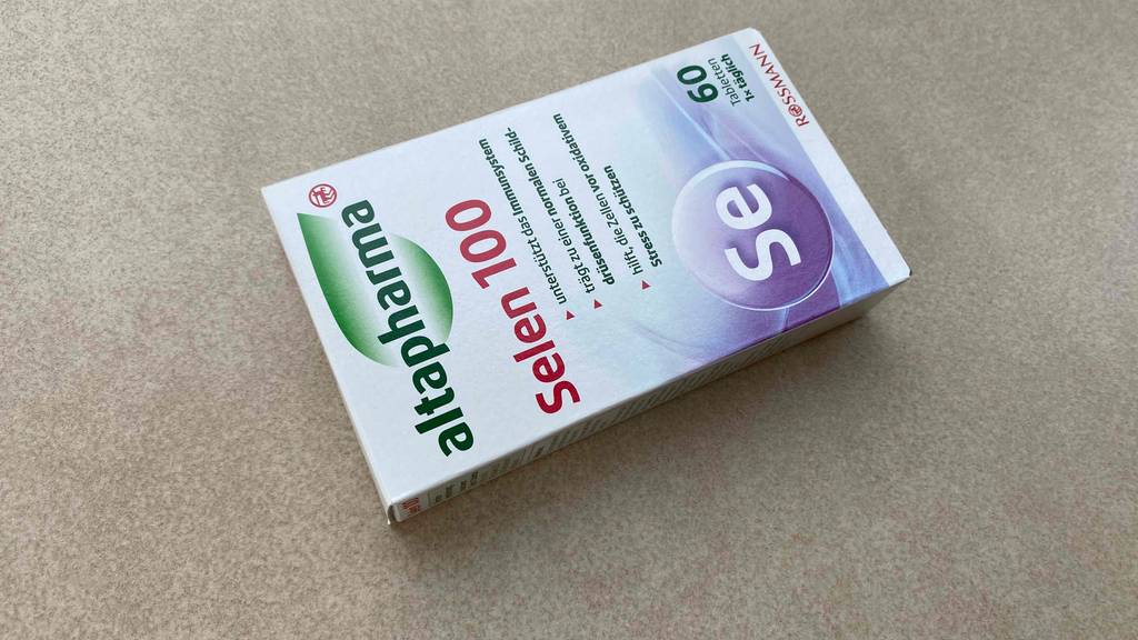 Selen getestet: Verpackung von Selen liegt kopfüber vpn vorn auf einem Boden