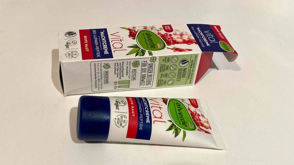 Nachtcreme-Test: Verpackung und Tube neben liegend auf einer weißen Fläche.