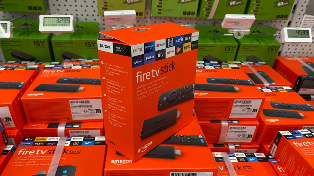 Mehrere getestete TV-Sticks verpackt nebeneinander.