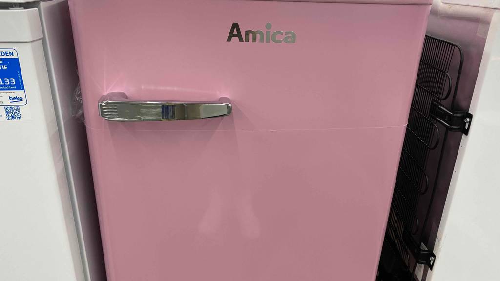 Amica-Kühlschrank-Test: rosafarbiger Amica-Kühlschrank im geschlossenem Zustand.