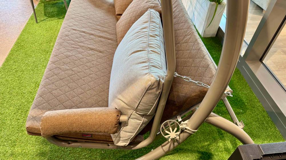 Der seitliche Teil der getesteten Angerer-Hollywoodschaukel im Blick.