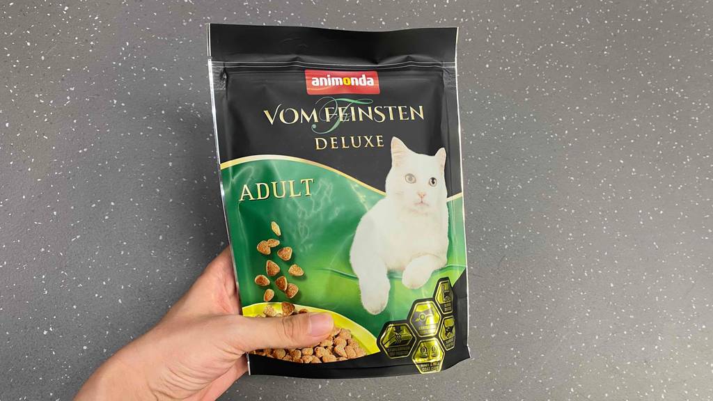 Animonda-Katzenfutter-Test: eine Packung Animonda-Katzenfutter in der Hand für erwachsene Katzen.