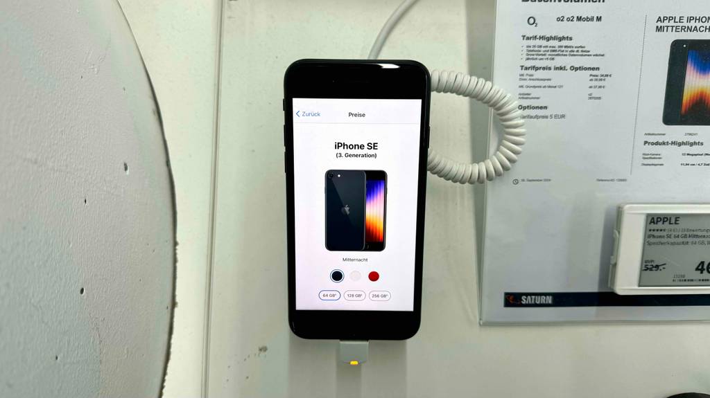 Ein getestetes 5-Zoll-Smartphone hängt auf einer Wandhalterung.