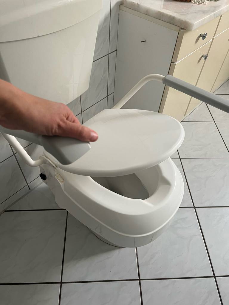 Es wird sich in der Halterung der getesteten Toilettensitzerhöhung angehalten.