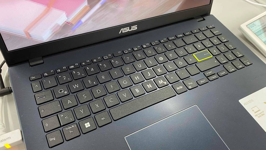Günstiger-Laptop getestet: Laptop von Asus mit Fokus auf die Tastatur.