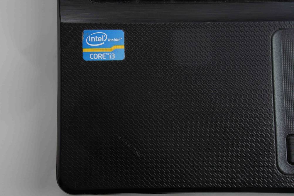 Asus-Laptop-Test: Aufkleber mit Info zum Prozessor auf einem Asus-Laptop.