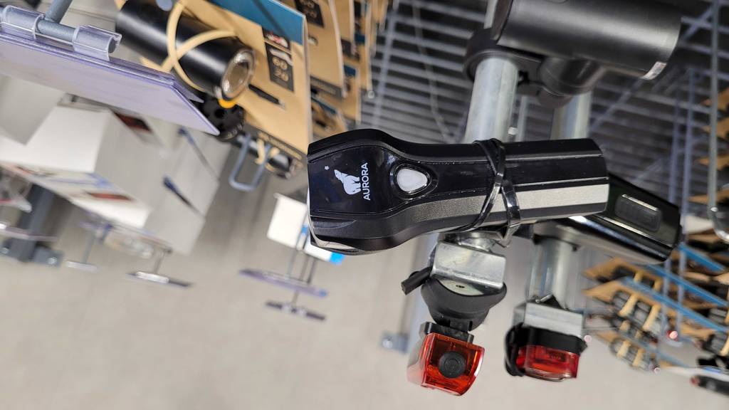 Fahrradbeleuchtung-USB im Test: Eine Fahrradbeleuchtung von oben ersichtlich, die in einem Regal hängt.