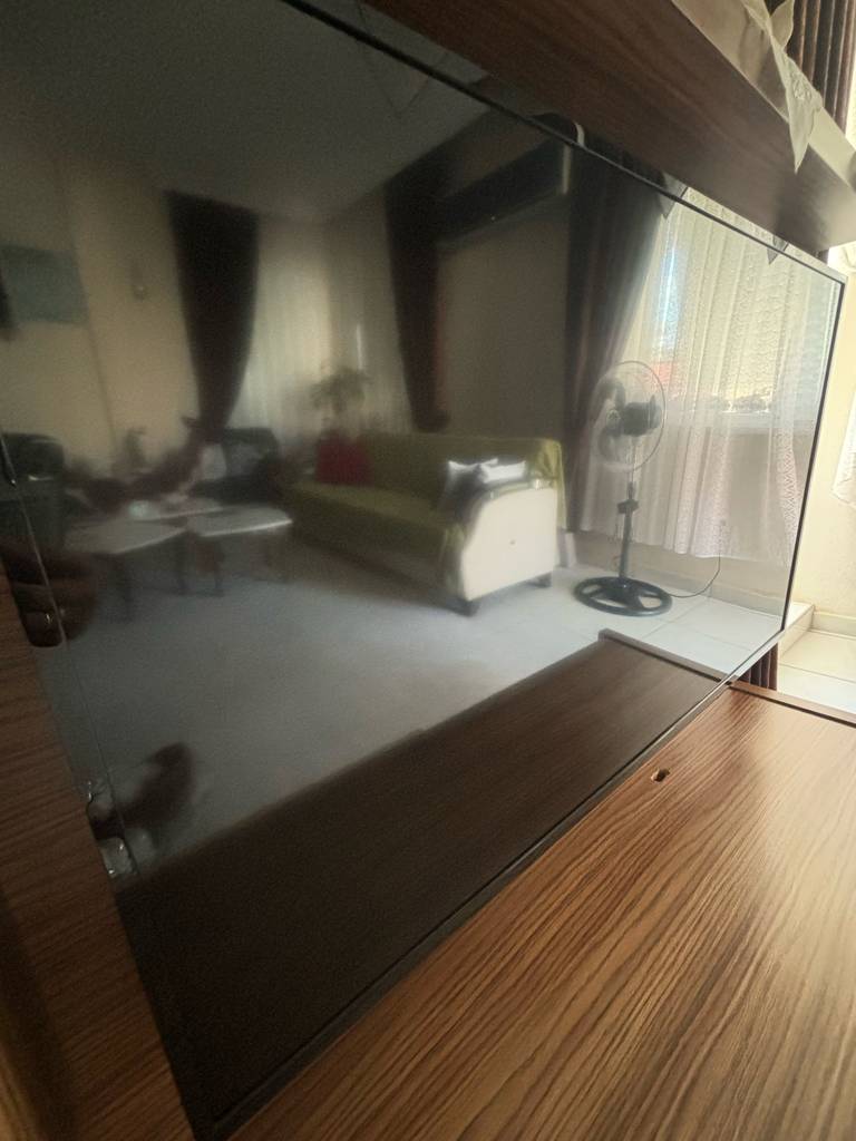 Ein ausgeschalteter, getesteter Smart-TV.