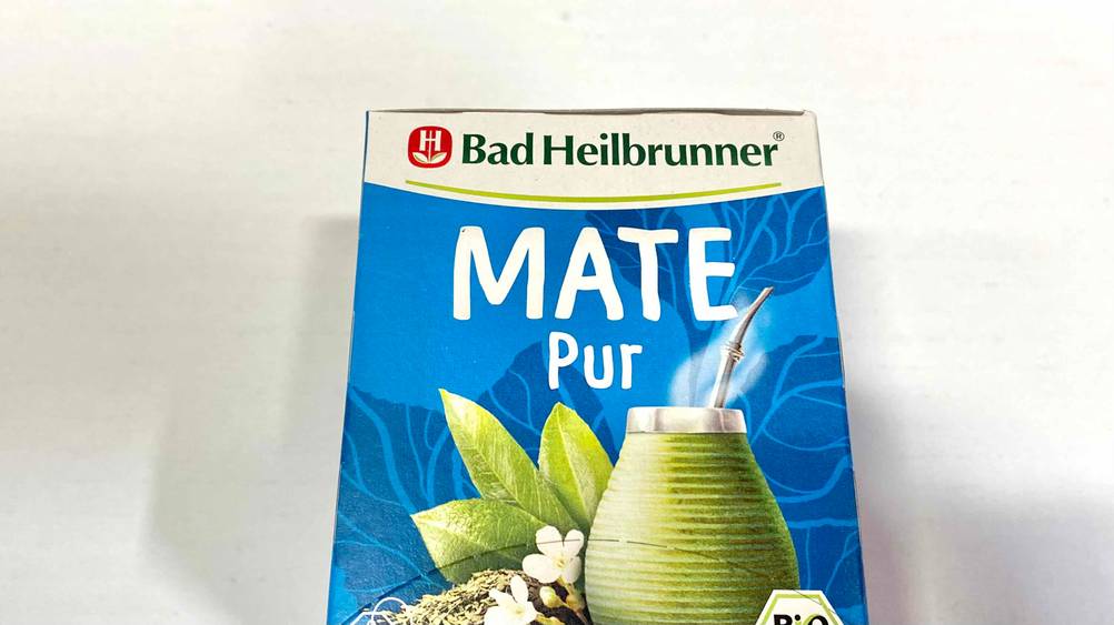 Nahaufnahme des Logos auf einer Packung des getesteten Mate-Tees.