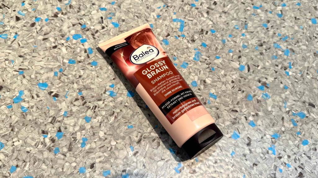 Eine getestete Color-Shampoo-Braun von Balea im liegenden Zustand.