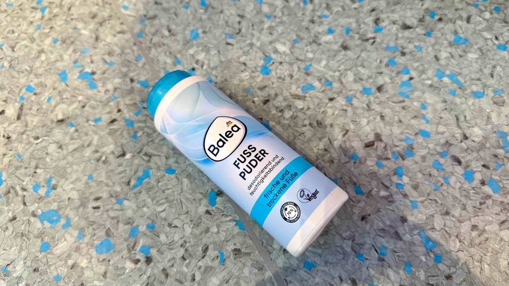 Test: Das Fußpuder für frische und trockene Füße liegt auf einem Boden