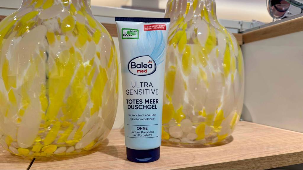 Ein getestetes Duschgel ohne Parfum von Balea steht vor Vasen.