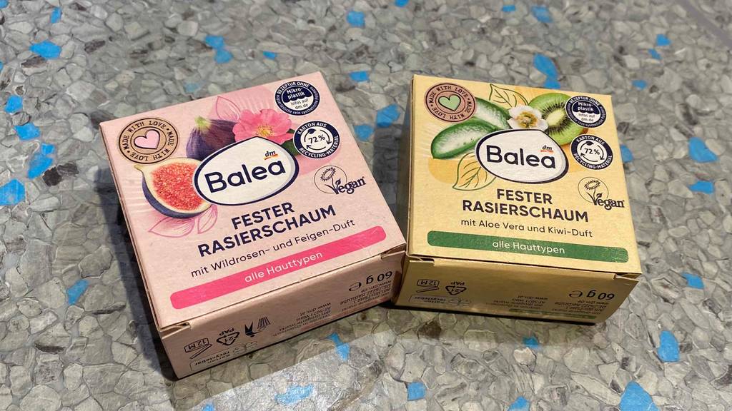 Rasierschaum im Test: Zwei feste Rasierschäume der Marke Balea nebeneinander liegend.
