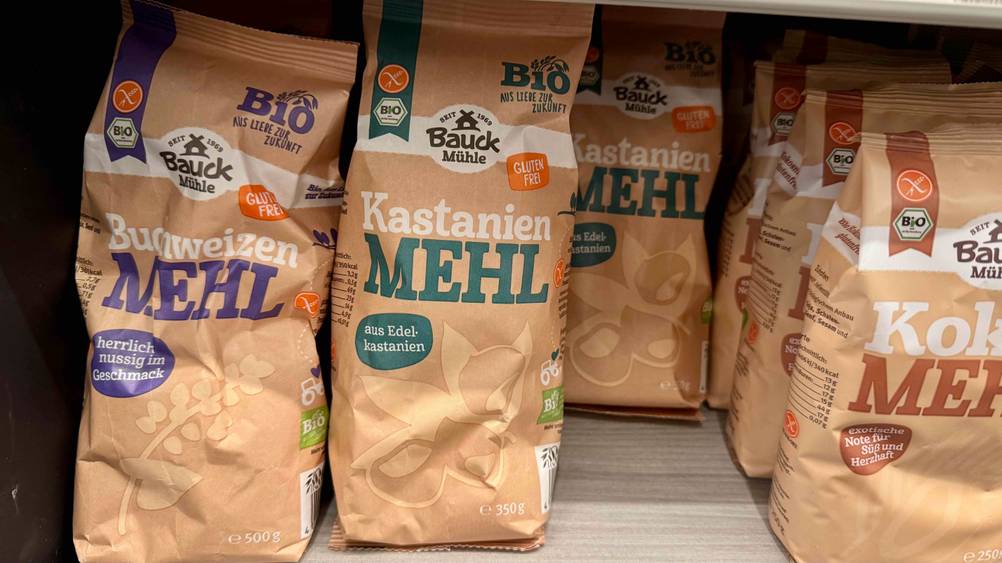 Das getestete Kastanienmehl steht in einem Regal neben anderen Mehlsorten.