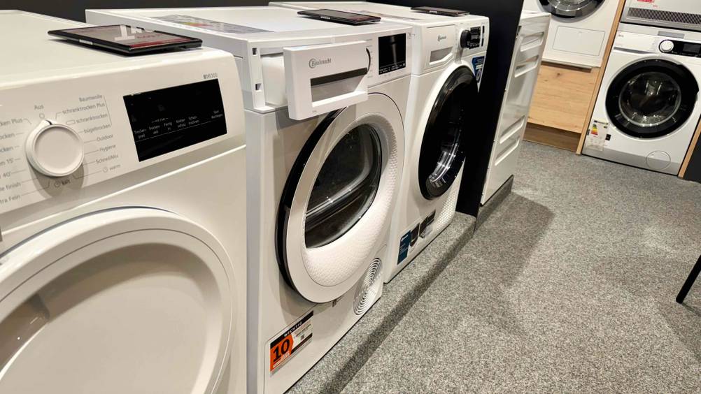 Ein getesteter Bauknecht-Wärmepumpentrockner steht in einem Geschäft, mit geöffneter Waschmittelschublade.
