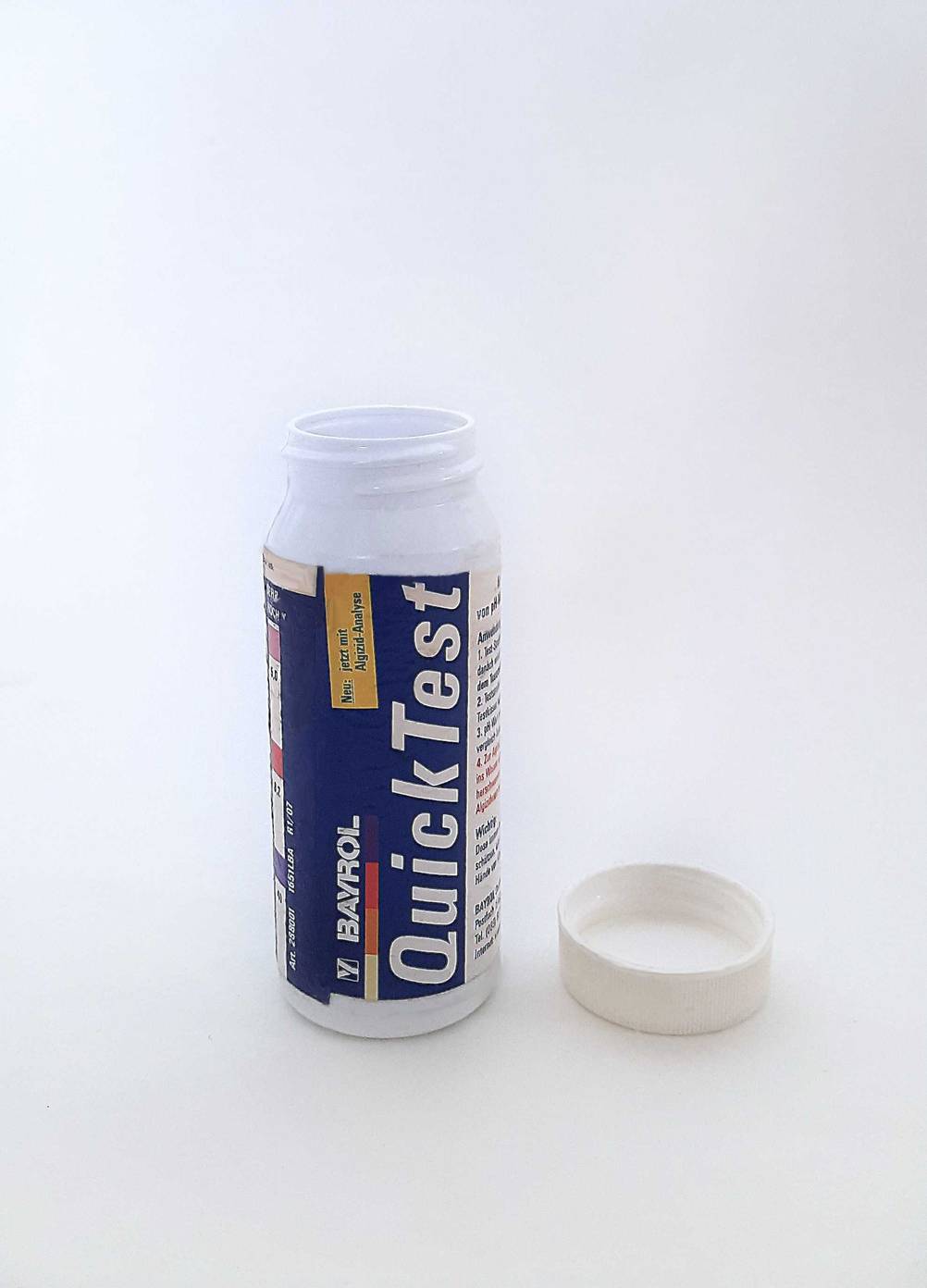 Pooltester-Test: die geöffnete Packung der Quick-Tests steht vor einem weißen Hintergrund.