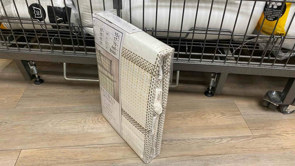 Biber-Bettwäsche getestet: Ein verpacktes Produkt leicht schräg stehend vor einem Regal.