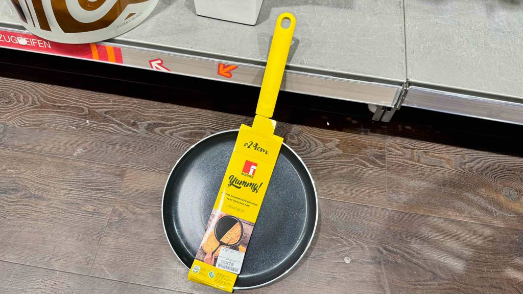 Test: Die Pancake-Pfanne mit 24 cm steht vor einem Regal.