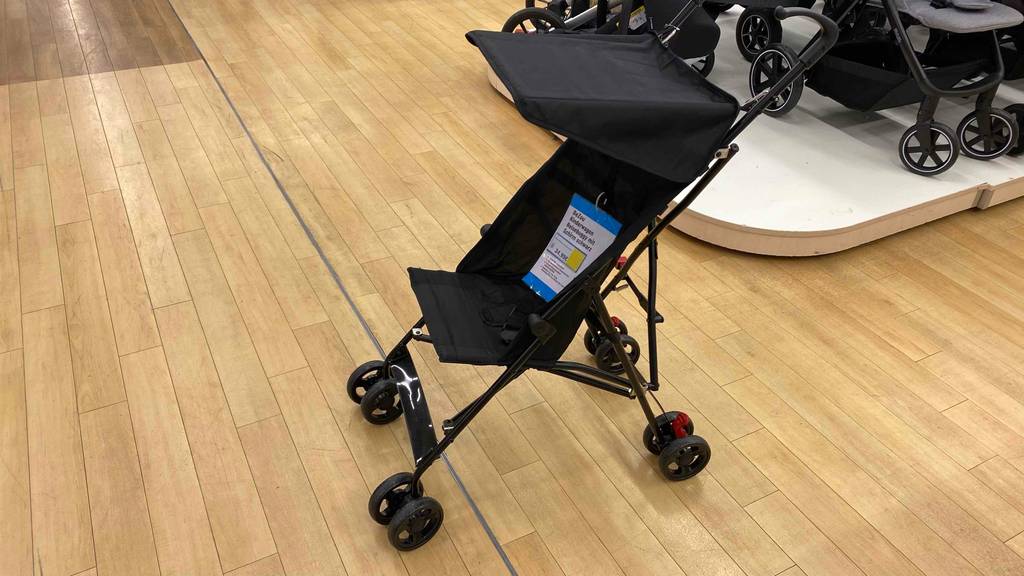Eine getesteter Reisebuggy von der Seite auf einem Holzboden.