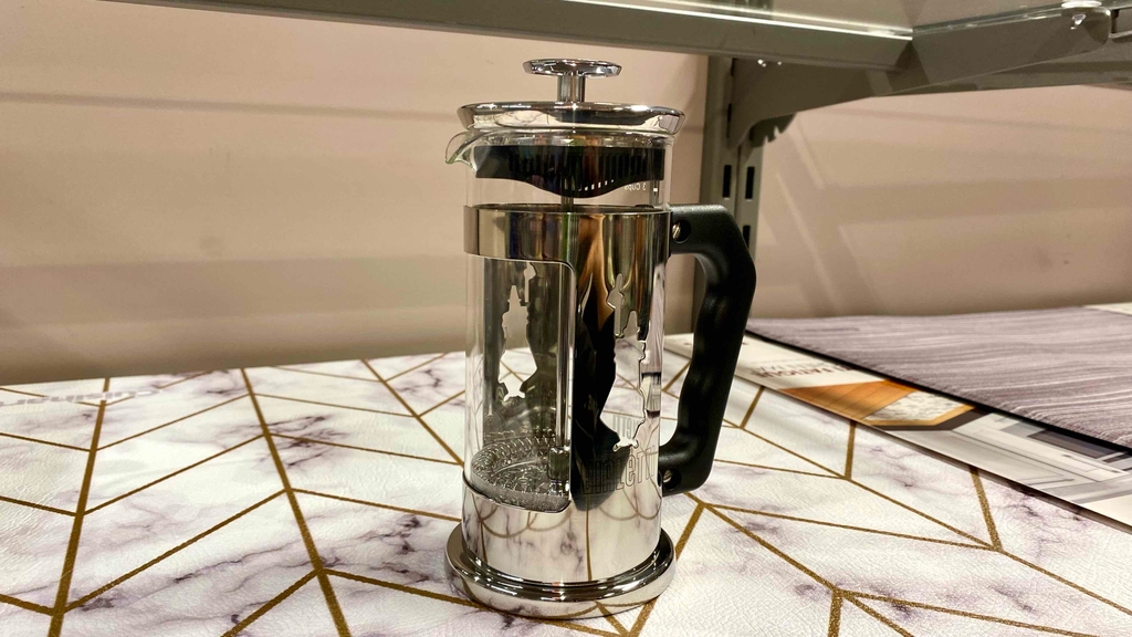 Eine getestete French-Press im stehendem Zustand.