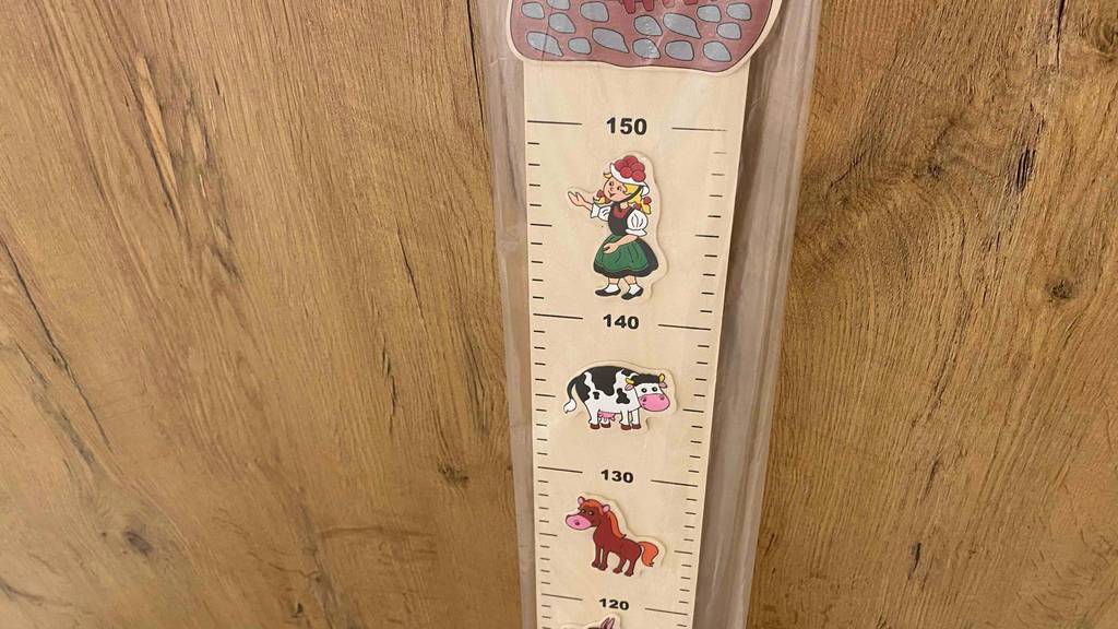 Messlatte-Kinder-Test: Nahaufnahme von Motiven auf einer Messlatte.