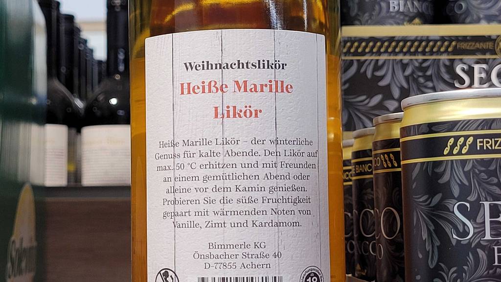 Test: Etikett auf der Rückseite der Flasche des Marillenlikörs mit Produktbeschreibung.