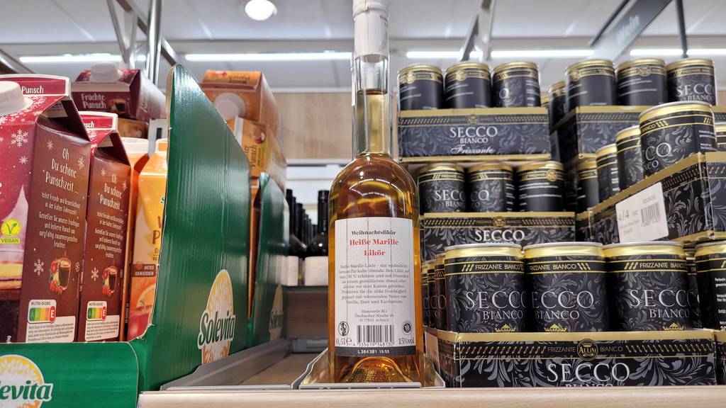 Getesteter Marillenlikör steht in einem Regal mit dem hinteren Etikett nach vorne gestellt.