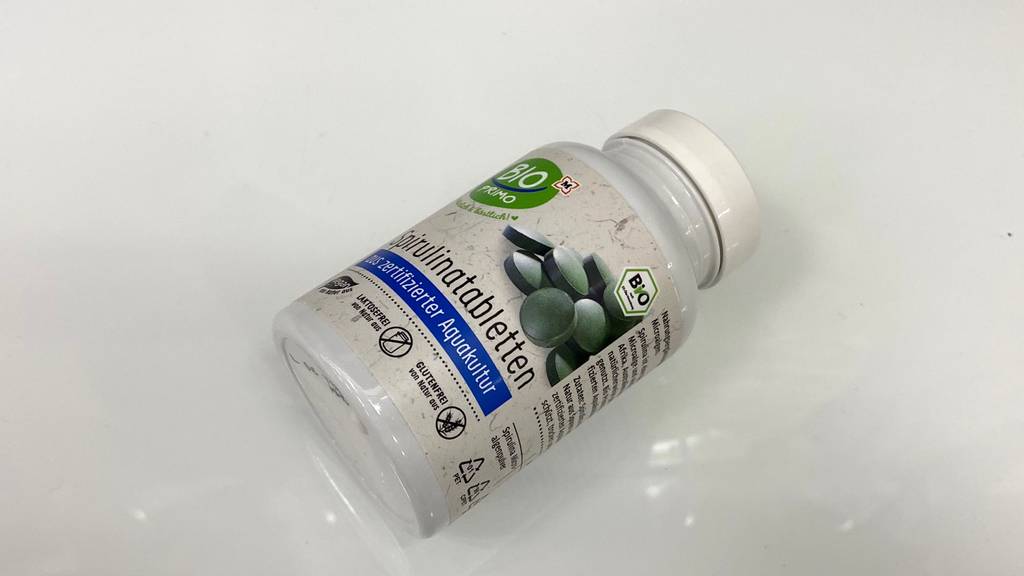 Spirulina-Tabletten im Test: Dose liegt quer auf heller Oberfläche