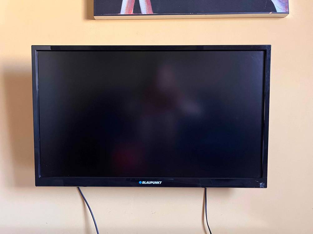 Fernseher hängt an der Wand.