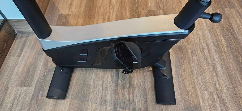 Heimtrainer getestet: Detailaufnahme auf die Standfüße und die Pedale.