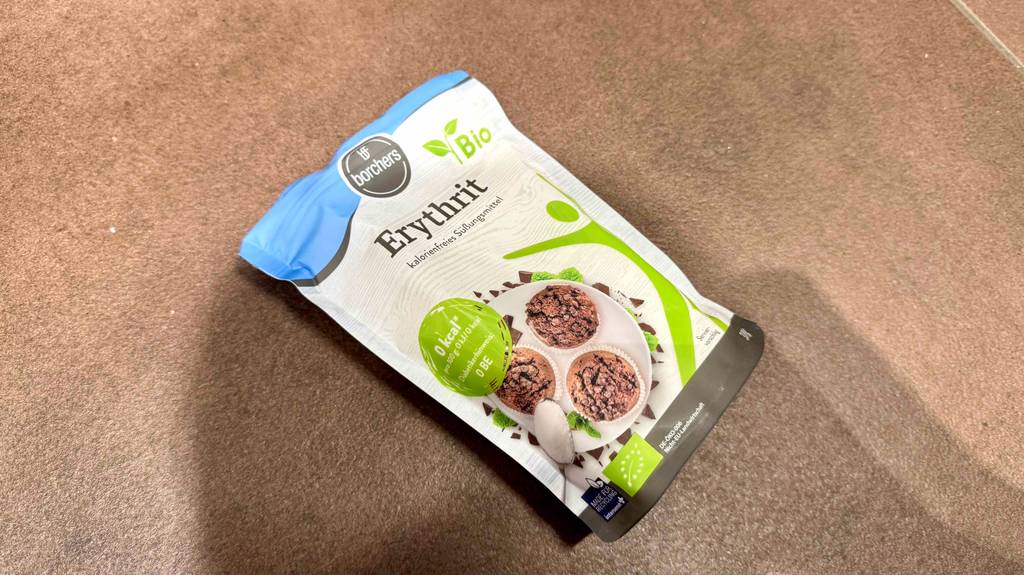 Eine Tüte getestetes Bio-Erythrit mit 0 kcal liegt auf einem Boden.