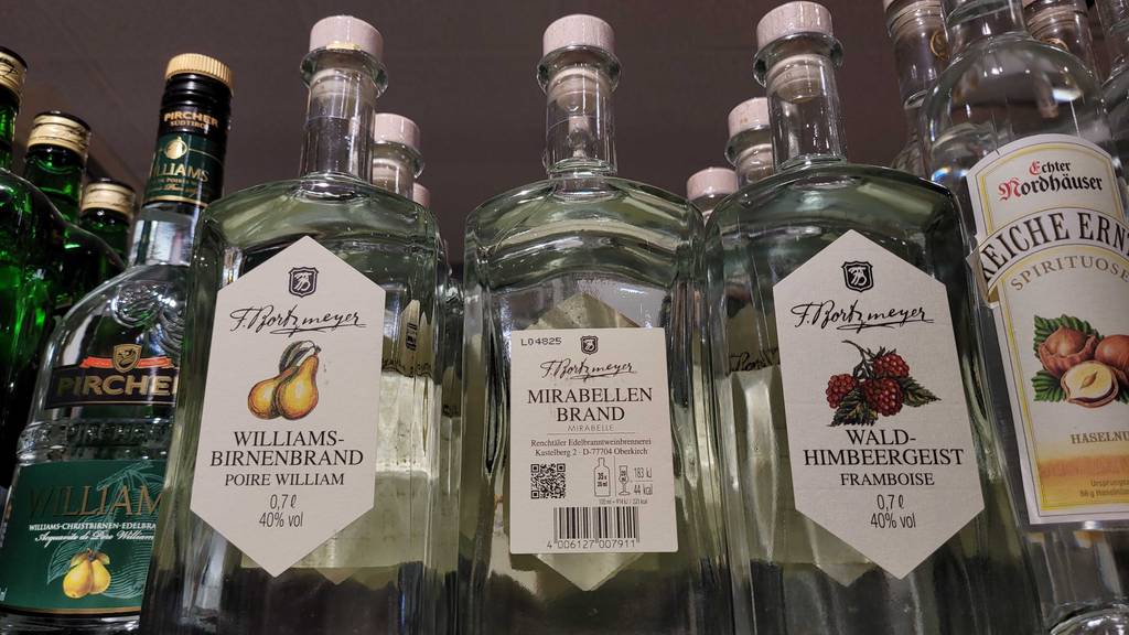 Im Test: Der Mirabellenschnaps in der transparenten Glasflasche steht neben weiteren hochprozentigen Bränden in einem Verkaufsregal.