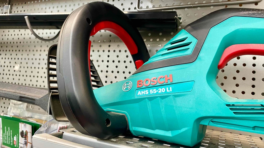 Akku-Heckenschere der Marke Bosch getestet mit Griff.