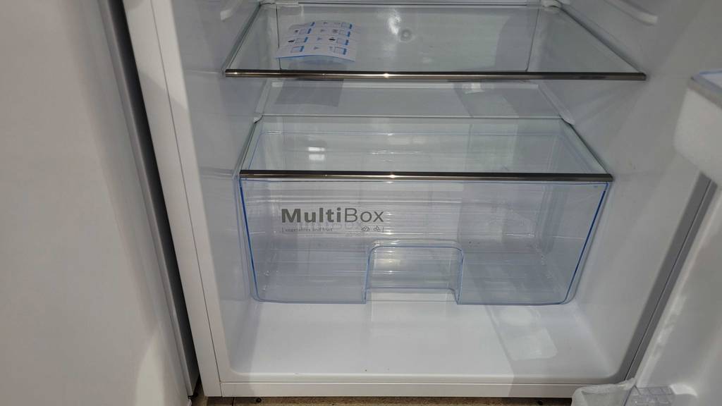 Schublade eines getesteten Unterbau-Kühlschranks im Fokus.
