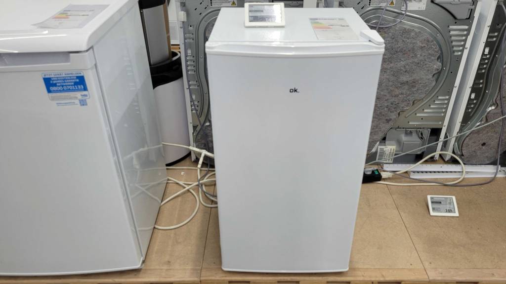 Ein geschlossener getesteter Unterbau-Kühlschrank von OK.