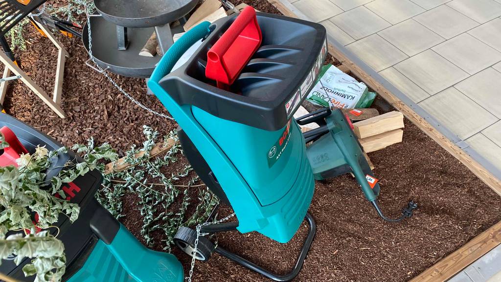 Messerhäcksler getestet: Messerhäcksler von Bosch mit Rädern.