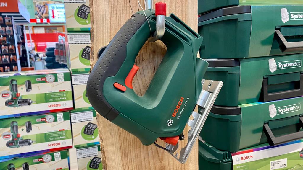 Bosch-Stichsäge-Test: Bosch-Stichsäge ist als Ausstellungsstück an einem Holzstück befestigt.