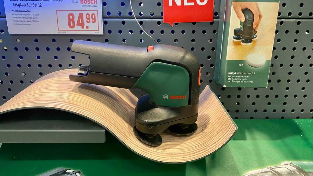 Ein getesteter Tellereschleifer ist auf einem gebogenem Holz platziert.