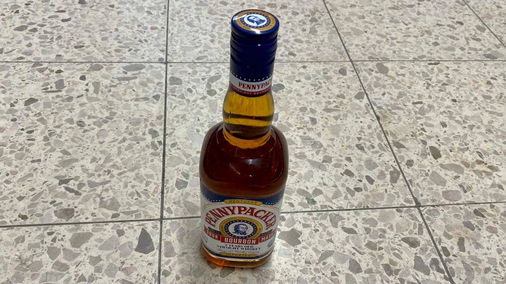 Whisky im Test: Auf einem Fließenboden steht eine Flasche Whisky