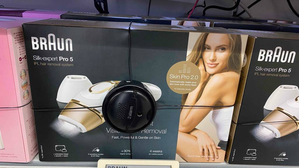 Braun-Haarentferner getestet: Verpackung von Braun-Haarentferner steht gesichert in einem Regal.