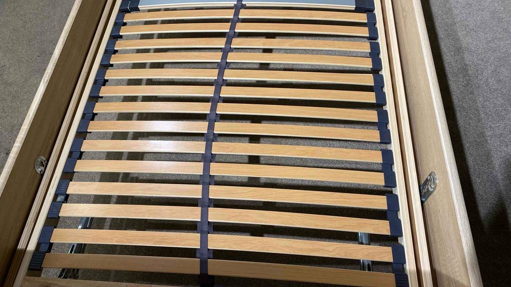 Im Test: Ein Lattenrost 100 x 200 cm von oben in einem Bettgestell.